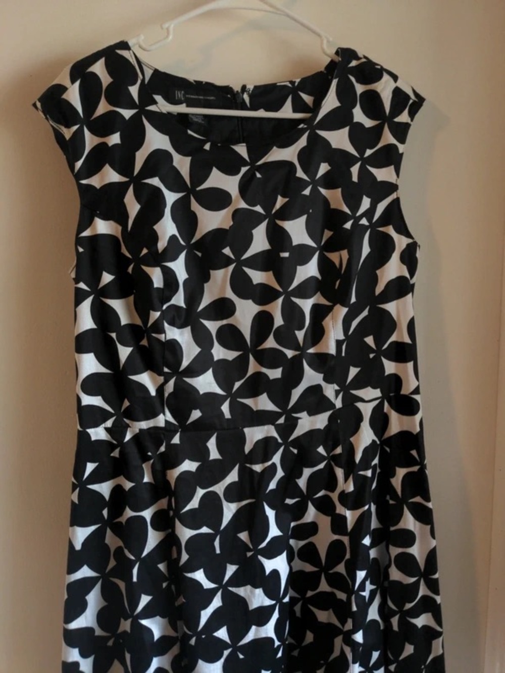 Black & White Geometric Cap-Sleeve Mini Dress - Picture 2 of 3